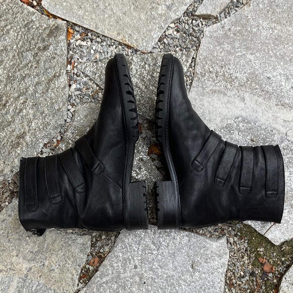 Stuart Weitzman - Picture 5 of 16